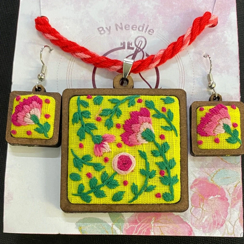 Floral Embroidered Jewelry Set - Picture 6 of 6